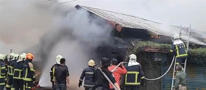 玉里铁路局列文资的木造平房宿舍，遭大火焚毁。（民眾提供）