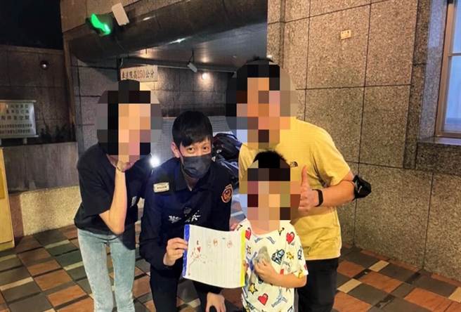 王童亲自画了一幅图画感谢警察叔叔帮他寻回玩偶。(翻摄照片／林郁平台北传真）