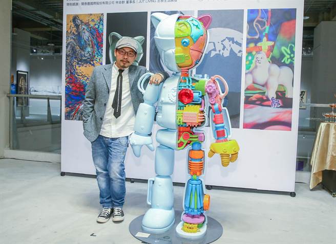 方文山28日出席藝術展覽記者會，分享作品創作靈感。（粘耿豪攝）
