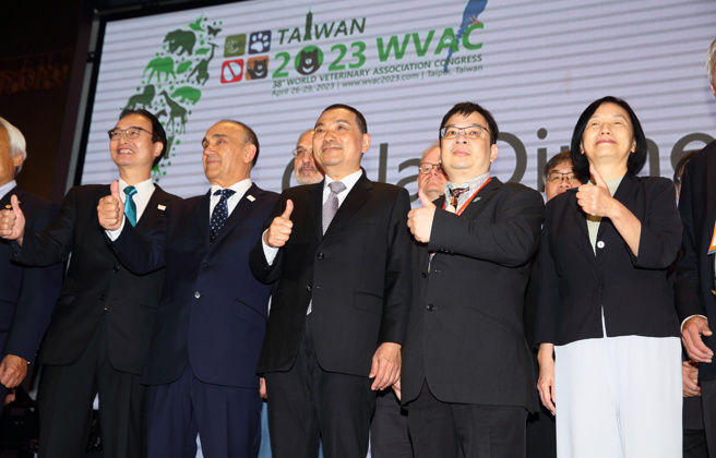 新北市長侯友宜（中）28日在第38屆世界獸醫師大會頒獎晚會與世界獸醫師協會會長拉斐爾．拉根斯（左二）、中華民國獸醫師公會全國聯合會理事長譚大倫（右二）、農委會副主委杜文珍（右一）等人合影。（張鎧乙攝）