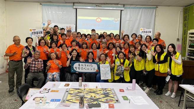北市警松山分局结合社福团体，举办「防诈应用工作坊」犯罪预防宣导活动。(翻摄照片／林郁平台北传真）