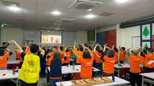 「防诈健身操」先带长者暖身 松山警联手社福团体宣导反诈骗。(翻摄照片／林郁平台北传真）