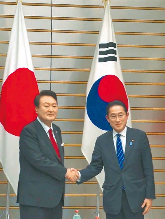 韓國總統尹錫悅（左）3月16日訪問日本，與日本首相岸田文雄（右）舉行高峰會談。（摘自日本國首相官邸官網）