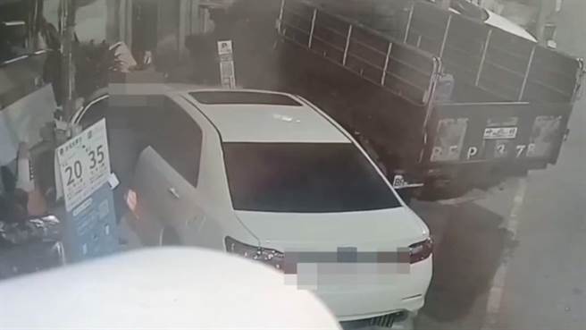 新北市淡水区日前出现一位汽车大盗，深夜时专挑未锁车门的车辆下手行窃，4月间就连续犯下3起汽车窃盗，得手约5万余元，淡水警方获报后展开追缉，终于将其逮捕。(黄敬文翻摄)