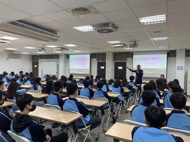 松山分局前往轄內各高中職，實施交安宣導，希望年輕學子們能將行人安全觀念帶回家庭。(翻攝照片／林郁平台北傳真）