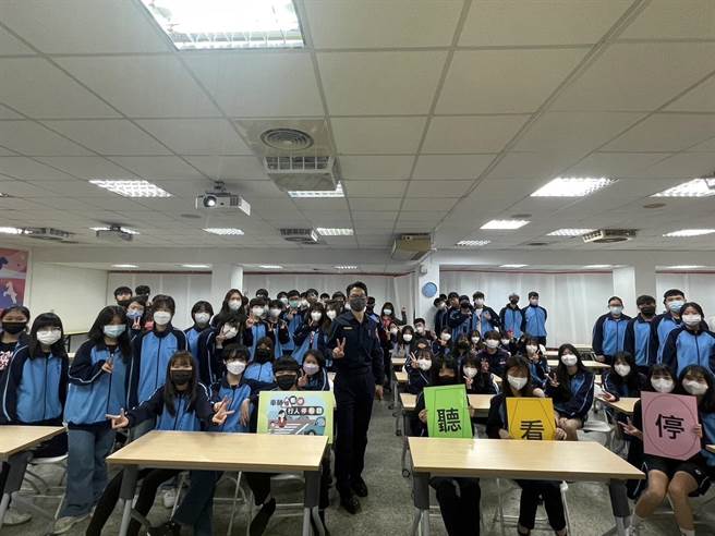 松山分局前往轄內各高中職，實施交安宣導，希望年輕學子們能將行人安全觀念帶回家庭。(翻攝照片／林郁平台北傳真）