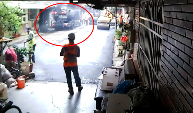 影》板桥槽车破管，工人惨遭「沥青喷泉」洗涤大叫，一旁公寓也遭殃。(翻摄画面)