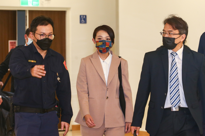 新竹市长高虹安被控任立委期间涉诈领助理费案，台北地检署去年（2022）12月间改分侦字案，谕令高虹安新台币60万元交保。检察官28日再度以被告身分传唤高虹安(中)到案，侦讯到晚间8点步出北检。（邓博仁摄）
