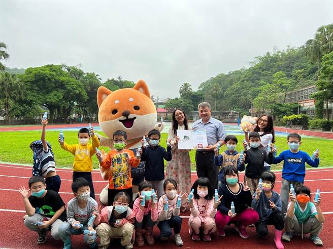 柴语录主动与新北市双溪国小联繫，媒合公益捐赠200份防蚊用品。（新北市双溪国小提供）