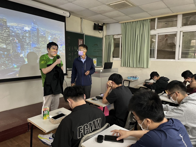 文山第一分局于日前至世新大学进行交通安全宣导，强化正确用路、机车安全驾驶观念、且注意行经路口交通状况，以维护交通安全。（简铭柱翻摄）