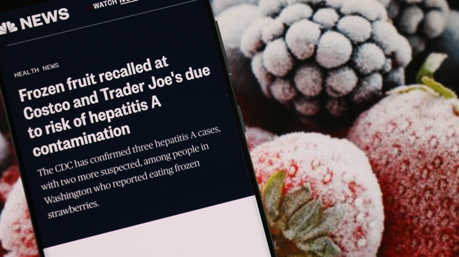 美国近期有民眾食用好市多、乔氏超市等通路贩售的进口冷冻有机草莓后不适，一验之下竟感染A型肝炎病毒。（图／Shutterstock）