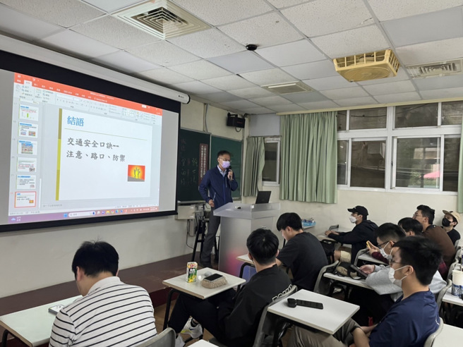 文山第一分局于日前至世新大学进行交通安全宣导，强化正确用路、机车安全驾驶观念、且注意行经路口交通状况，以维护交通安全。（简铭柱翻摄）