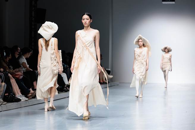 实践大学毕业服装展演都是由该校应届毕业生演出，今年持续以时装组（共计7组作品）、实验组（共计6套作品）两种形式呈现，透过展演活动培养学生具备策划活动、面对市场及开创未来服装市场的可能性之能力。（郭吉铨摄）