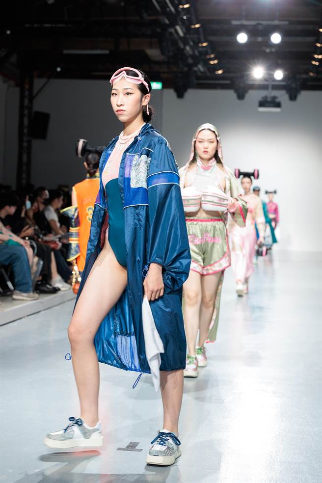 实践大学毕业服装展演都是由该校应届毕业生演出，今年持续以时装组（共计7组作品）、实验组（共计6套作品）两种形式呈现，透过展演活动培养学生具备策划活动、面对市场及开创未来服装市场的可能性之能力。（郭吉铨摄）