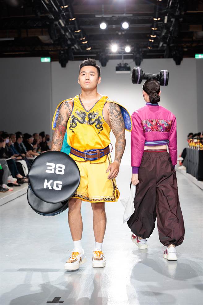 实践大学毕业服装展演都是由该校应届毕业生演出，今年持续以时装组（共计7组作品）、实验组（共计6套作品）两种形式呈现，透过展演活动培养学生具备策划活动、面对市场及开创未来服装市场的可能性之能力。（郭吉铨摄）