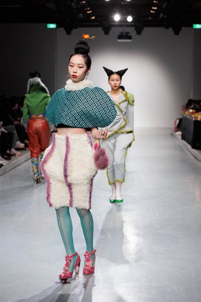 实践大学毕业服装展演都是由该校应届毕业生演出，今年持续以时装组（共计7组作品）、实验组（共计6套作品）两种形式呈现，透过展演活动培养学生具备策划活动、面对市场及开创未来服装市场的可能性之能力。（郭吉铨摄）