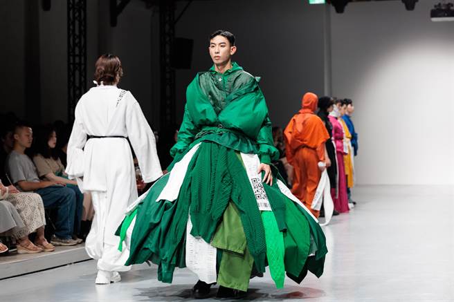 实践大学毕业服装展演都是由该校应届毕业生演出，今年持续以时装组（共计7组作品）、实验组（共计6套作品）两种形式呈现，透过展演活动培养学生具备策划活动、面对市场及开创未来服装市场的可能性之能力。（郭吉铨摄）