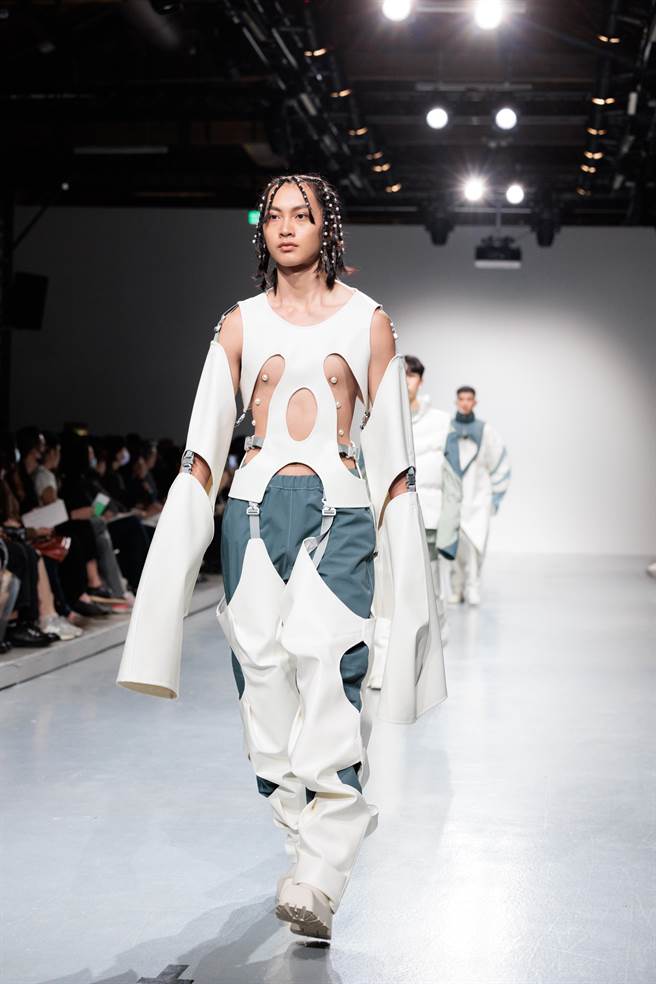 实践大学毕业服装展演都是由该校应届毕业生演出，今年持续以时装组（共计7组作品）、实验组（共计6套作品）两种形式呈现，透过展演活动培养学生具备策划活动、面对市场及开创未来服装市场的可能性之能力。（郭吉铨摄）