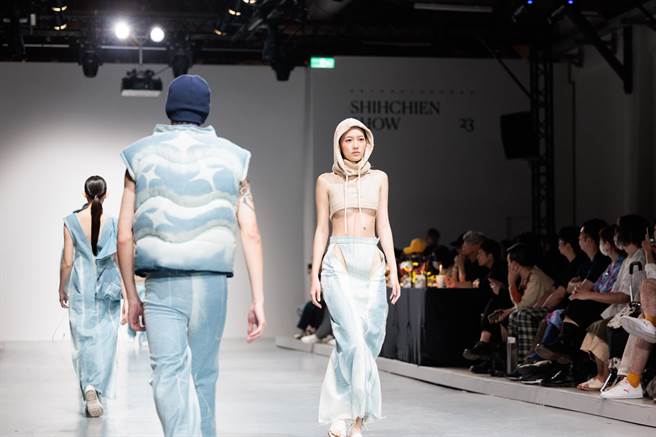 实践大学毕业服装展演都是由该校应届毕业生演出，今年持续以时装组（共计7组作品）、实验组（共计6套作品）两种形式呈现，透过展演活动培养学生具备策划活动、面对市场及开创未来服装市场的可能性之能力。（郭吉铨摄）