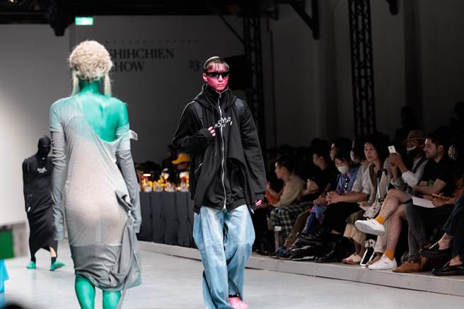 实践大学毕业服装展演都是由该校应届毕业生演出，今年持续以时装组（共计7组作品）、实验组（共计6套作品）两种形式呈现，透过展演活动培养学生具备策划活动、面对市场及开创未来服装市场的可能性之能力。（郭吉铨摄）