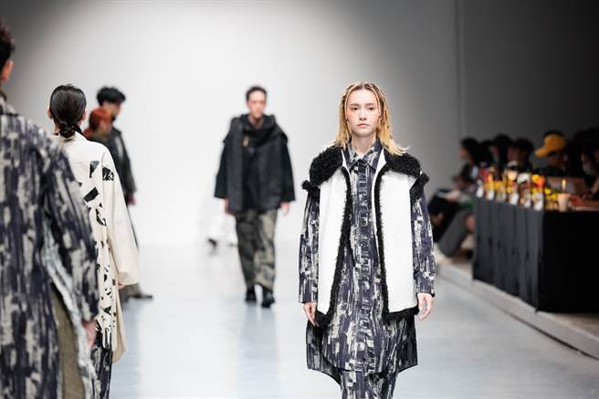 实践大学毕业服装展演都是由该校应届毕业生演出，今年持续以时装组（共计7组作品）、实验组（共计6套作品）两种形式呈现，透过展演活动培养学生具备策划活动、面对市场及开创未来服装市场的可能性之能力。（郭吉铨摄）