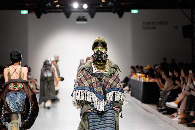 实践大学毕业服装展演都是由该校应届毕业生演出，今年持续以时装组（共计7组作品）、实验组（共计6套作品）两种形式呈现，透过展演活动培养学生具备策划活动、面对市场及开创未来服装市场的可能性之能力。（郭吉铨摄）