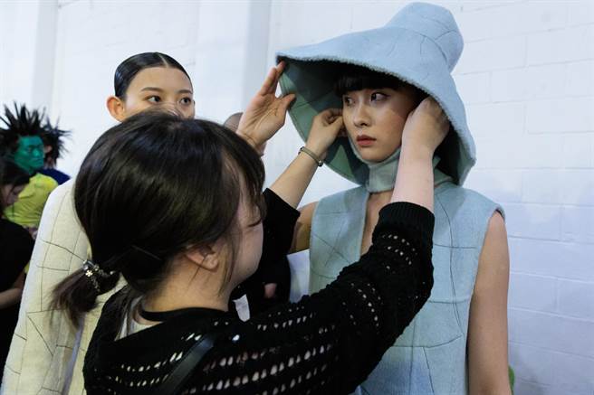 实践大学毕业服装展演都是由该校应届毕业生演出，今年持续以时装组（共计7组作品）、实验组（共计6套作品）两种形式呈现，透过展演活动培养学生具备策划活动、面对市场及开创未来服装市场的可能性之能力。（郭吉铨摄）