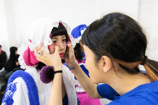 实践大学毕业服装展演都是由该校应届毕业生演出，今年持续以时装组（共计7组作品）、实验组（共计6套作品）两种形式呈现，透过展演活动培养学生具备策划活动、面对市场及开创未来服装市场的可能性之能力。（郭吉铨摄）