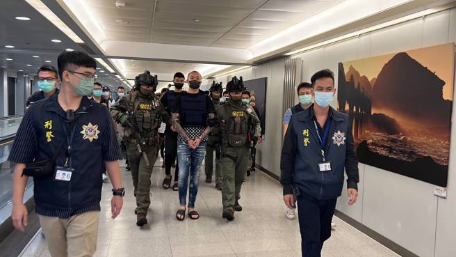 警方28日晚間將林嫌押解回台。（警方提供）