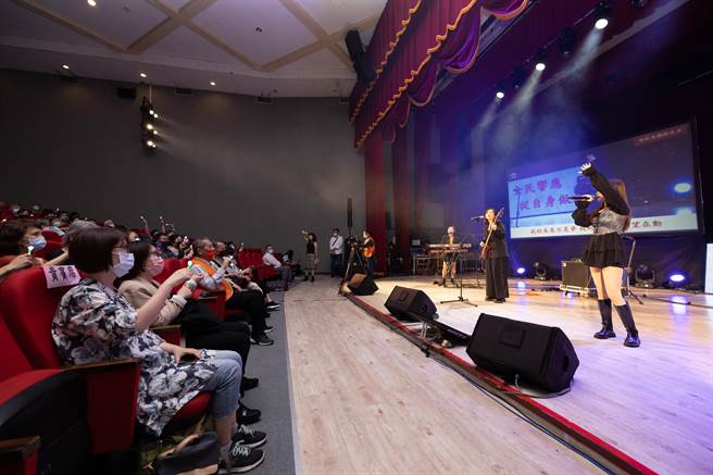 台北市政府、台北市議會、旺旺文教基金會、中國時報28日晚上在台北市民生社區中心集會堂，聯合舉辦「讓奉獻成為一種榮耀」公益演唱會。（郭吉銓攝）