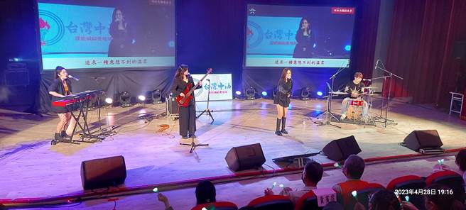 公益演唱會由餘音漂浪樂團的「我的未來不是夢」打頭陣。（張芷瑜攝）