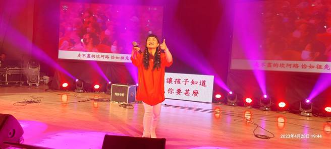 凃佩岑邊唱歌邊與台下觀眾互動。（張芷瑜攝）