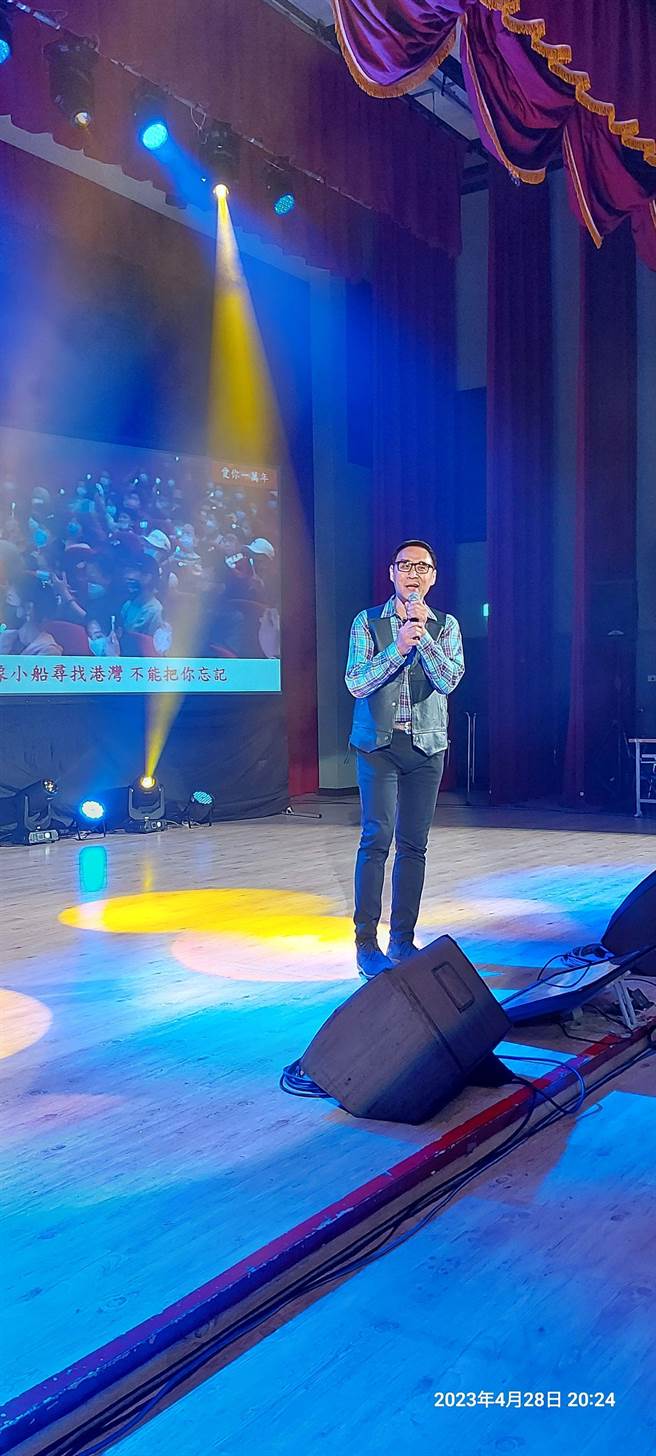 王瑞瑜表演「愛你一萬年」。（張芷瑜攝）