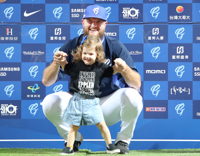 富邦悍將洋投艾普勒與女兒Brynlee。（鄭任南攝）