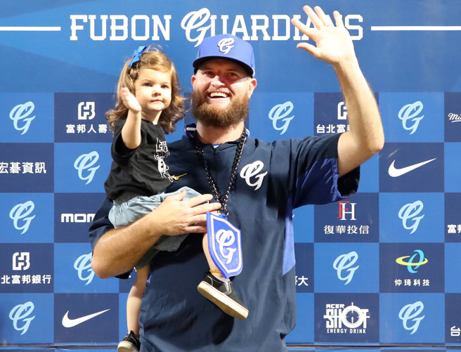 富邦悍將洋投艾普勒與女兒Brynlee。（鄭任南攝）