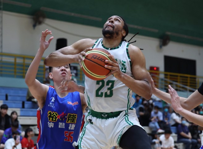 台啤菲尔斯持球强攻禁区。(中华篮协提供)