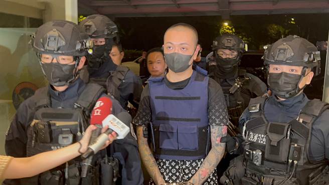 「鲸鱼」林京履晚间被压送至新北市刑大。（王扬杰摄）