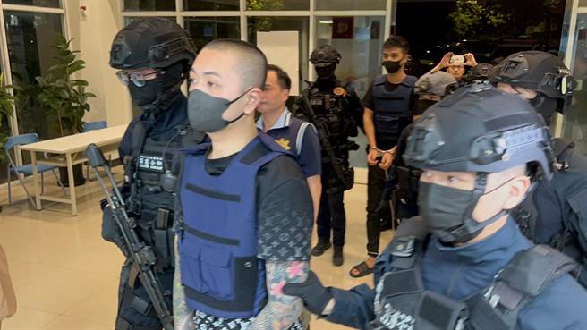 「鲸鱼」林京履与一起逃亡的杜姓男子晚间被压送至新北市刑大。（王扬杰摄）