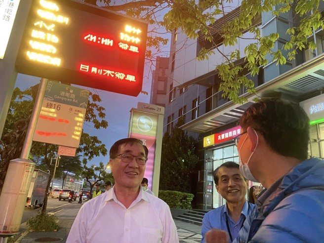 为纾解内湖科学园区交通问题，李四川(左一)表示，交通局协调业者，从28日下班起18：30与18：40分加开直接由「港墘路站」发车的班次。(摘自李四川脸书)
