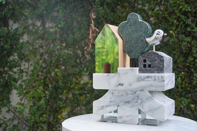 台中乐居金奖最高荣誉金奖奖杯（如图），由当届的金奖获奖社区保管，并于下一届乐居金奖颁奖典礼时，移交给下一个金奖获奖社区，象徵社区共好精神的传承。（图/台中市政府提供）