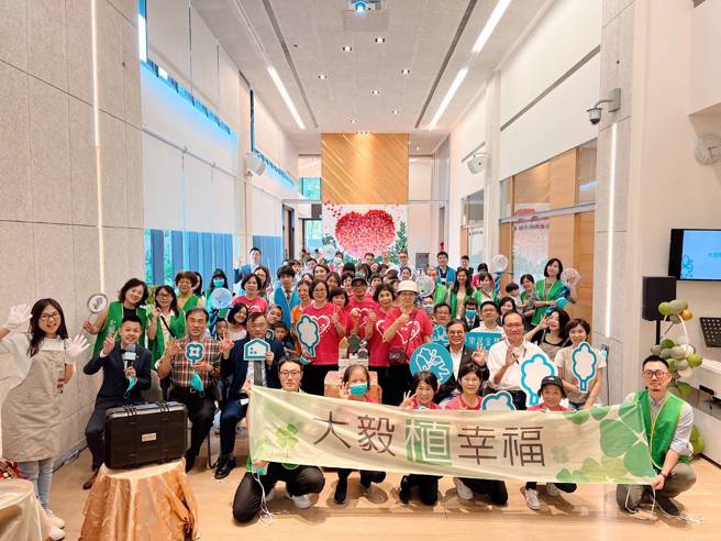 2022台中乐居金奖双年奖之金奖由位于台中市太平区的「大毅植幸福」管理委员会获得。图为2022台中乐居金奖移交活动合照。（图/台中市政府提供）