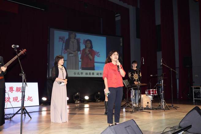 台北市政府、台北市議會、旺旺文教基金會、中國時報28日晚上聯合舉辦「讓奉獻成為一種榮耀」公益演唱會，節目邀請知名廣播主持人趙婷，台北市副市長林奕華也出席致詞。（郭吉銓攝）