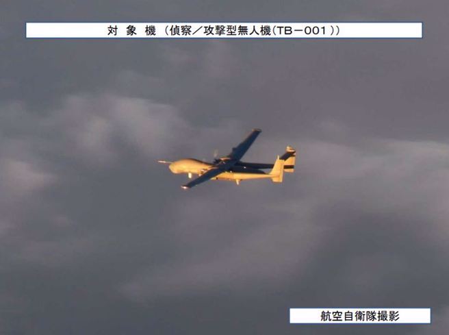 TB-001採用双机尾设计，有点像P-38或是C-119，因此外号「双尾蝎」。图为去年7月，1架大陆制TB-001「双尾蝎」无人机，从东海飞过宫古海峡，然后向南转向，经过台湾东部海域。(资料照/防卫省统合幕僚监部)