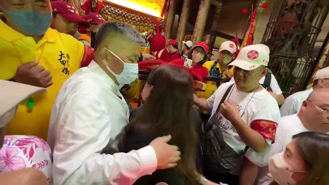 暖心女信眾对「标哥」送上爱的抱抱。（孙英哲摄）