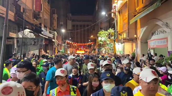 大甲妈祖銮轿在满满的信眾簇拥下遶行彰化市区。（孙英哲摄）
