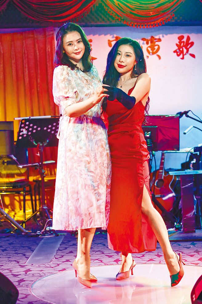 萧淑慎（左）挺自家公司艺人余曼曼，友情拍摄新歌MV。（邓博仁摄）