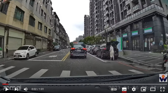 一名男车主无违规超车警车却被鸣笛拦下，网友一看行车纪录器却一面倒挺员警。(图／影片截图)