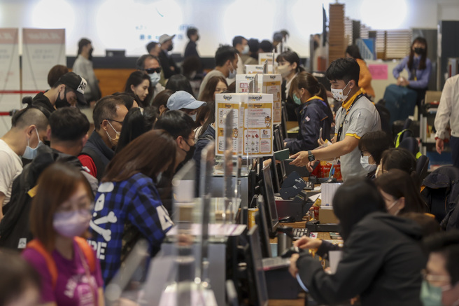 图为4月2日桃园机场出境大厅，排队报到的出国人潮。（资料照,陈麒全摄）