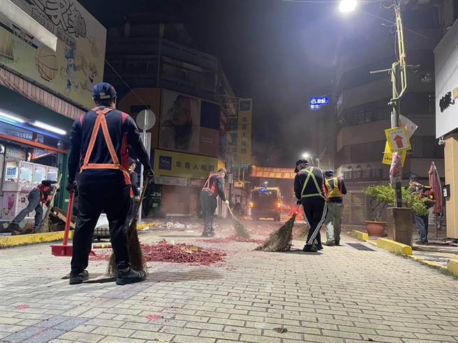 彰化市公所清洁队无名英雄的付出，让彰化市区在大甲妈祖遶境过后恢復乾净。（彰化市公所提供／孙英哲彰化传真）