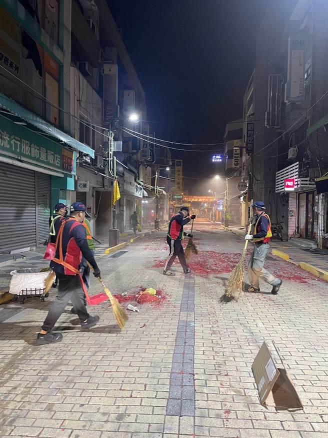 彰化市公所清洁队在永乐街清理环境。（彰化市公所提供／孙英哲彰化传真）